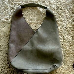 Light gray shoulder bag
